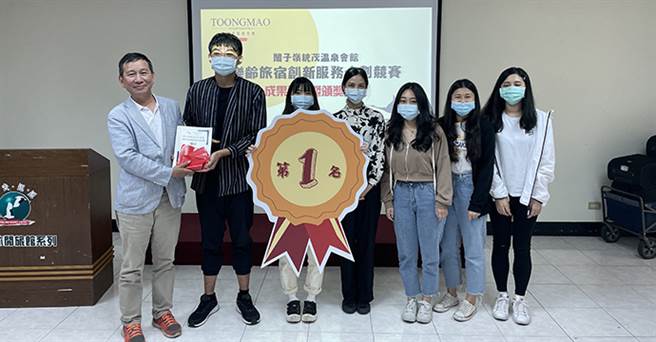 统茂饭店集团与高雄餐旅大学合作，办理乐龄旅宿创新服务企划竞赛，由统茂施瑞峰董事长颁奖给竞赛第1名团队。（图/高雄餐旅大学提供）