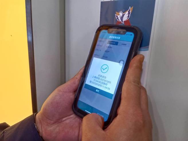 台南市警局5月推出巡签电子化，警员以自己手机对着巡逻箱感应，即可完成巡签。（台南市警察局提供／程炳璋台南传真）