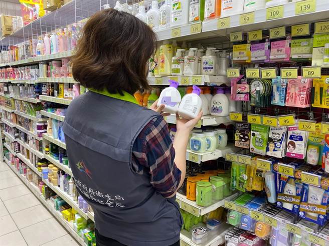 台中市卫生局食安处指出，接获投诉后，立即到坊间通路进行稽查抽验，结果发现3批次「绿的」洗手乳生菌数都超标。（台中市卫生局提供／冯惠宜台中传真）