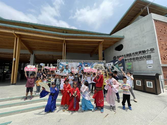 全台第一台歌仔戏行动胖卡车「梨猿号」，今天开进左镇。（曹婷婷摄）