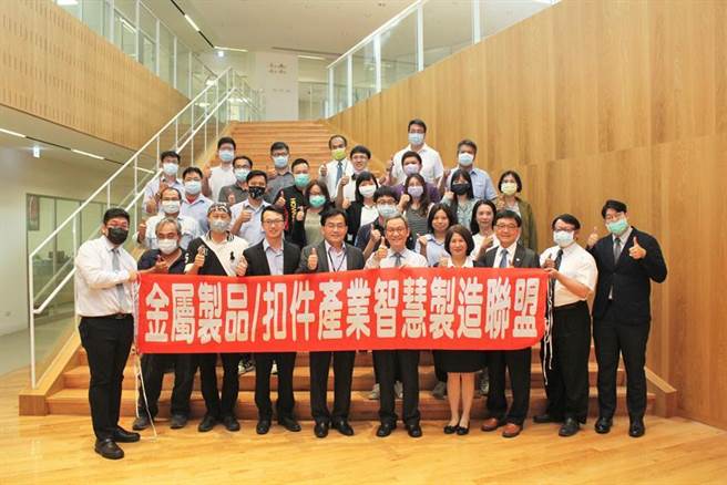 （金属中心与汉门科技、安拓实业共同分享数位优化及数位转型。图／金属中心提供）