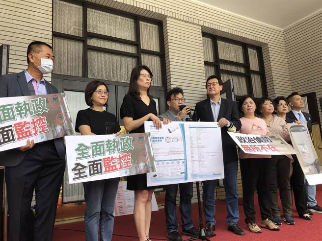 国民党团今天踢爆立院未经党团同意，在其党团办公室门口安装具收音、人脸辨认、远端监控、红外线感应功能的监视器，质疑对在野党政治侦防。（赵婉淳摄）