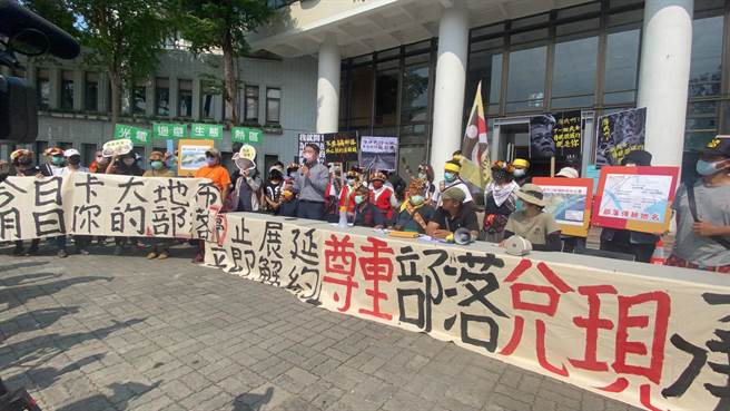 台东县政府规画在知本溼地兴建161公顷的光电厂，引发当地卡大地布部落不满，已数度至县府陈情抗议。图为4月1日抗议情形。（本报资料照片）