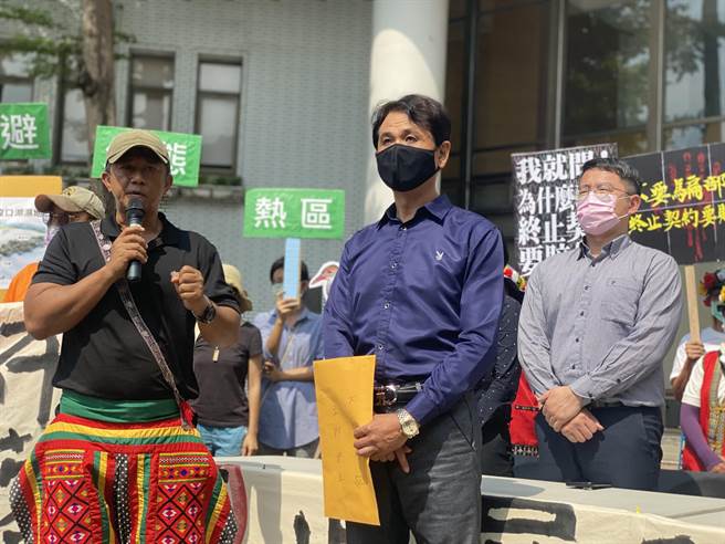  台东县政府规画在知本溼地兴建161公顷的光电厂，引发当地卡大地布部落不满，已数度至县府陈情抗议。图为4月1日抗议情形。（本报资料照片）