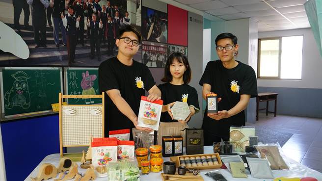 潮青商店提供多项小农商品，学生亲自示范展售。(崑山科大提供／曹婷婷台南传真)