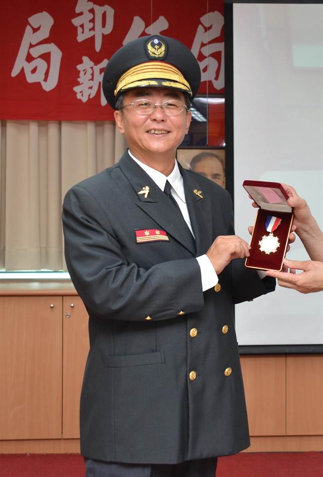 3年前担任云林县消防局长的戴天星，把局长专用「救灾指挥」座车当成私人汽车使用，次数266次，刑事部分他被依公务员假借职务上机会犯背信罪判刑1年，缓刑3年，行政究责部分，惩戒法院将他判决休职2年。（摘自云林县消防局网站）