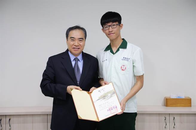 嘉义县副县长吴容辉（左）将接任台盐绿能公司董事长一职。（取自嘉义县政府网站∕吕妍庭嘉义传真）