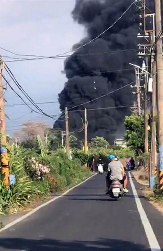 长治乡火警黑烟直衝天际，警消已将火势扑灭，所幸无人伤亡。(摘自我是长治人脸书社团)