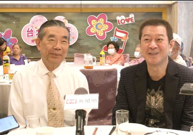蔡小虎(右一)感谢台北仁济院院长李龙腾(左一)邀请做公益。(照片/游定刚 拍摄)