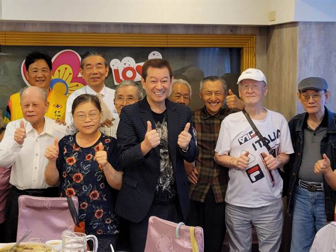 蔡小虎与独居长辈相见欢餐聚。(照片/游定刚 拍摄)