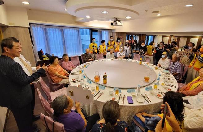 蔡小虎现身餐会，独居长辈乐翻天。(照片/游定刚 拍摄)

