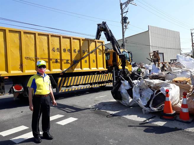 大甲区文曲路一家无照回收厂长期占用道路，业者不但不改善，反而变本加厉。（市议员吴敏济服务处提供／陈淑娥台中传真）