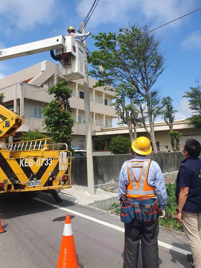 大甲区文曲路一家无照回收厂长期占用道路，市府施铁腕进行断水电。（市议员吴敏济服务处提供／陈淑娥台中传真）