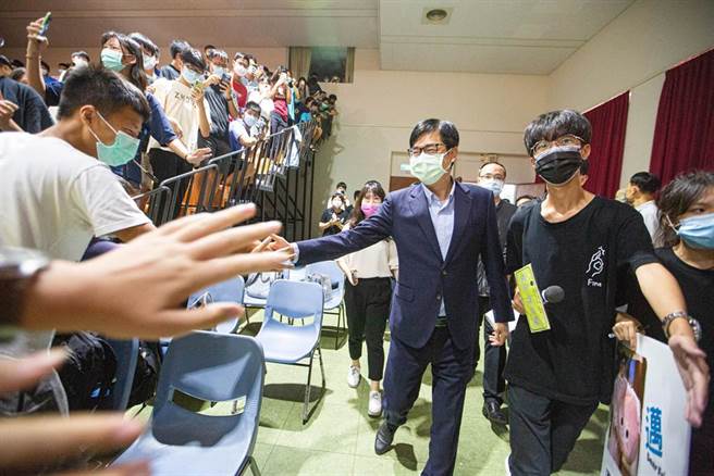 高雄市长陈其迈参加高市师大附中第七届学生会长政见发表会，入场竟受到学生调皮呼喊「韩国瑜」。（袁庭尧摄）
