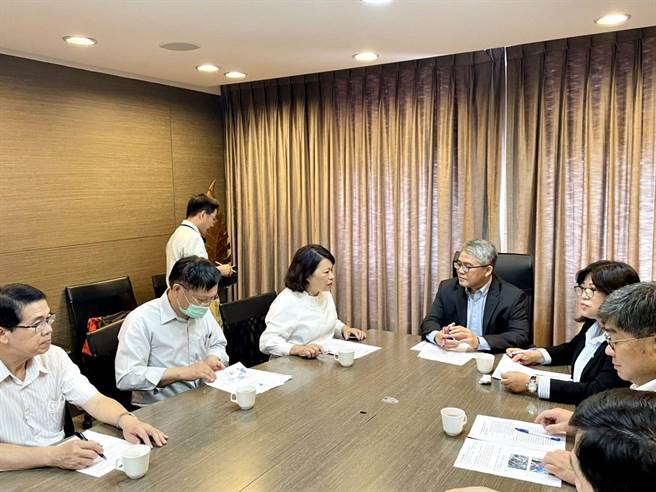 嘉义市长黄敏惠（左三 ）向内政部次长花敬群（右四）争取补助地方建设。（嘉义市政府提供／廖素慧嘉市传真）