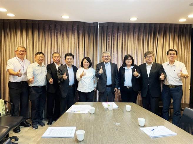 嘉义市长黄敏惠（左五 ）偕立委王美惠（右三）到内政部争取地方建设。（嘉义市政府提供／廖素慧嘉市传真）