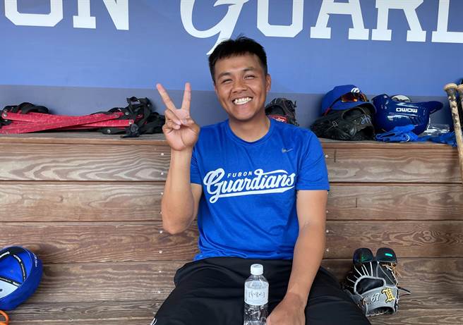 富邦悍將陳凱倫日前因右膝扭傷下二軍，今天順利歸隊擔任先發游擊手。（毛琬婷攝）