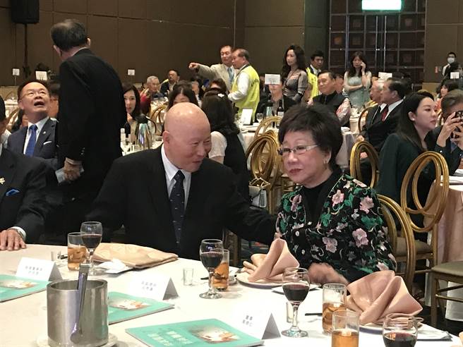 許信良曾擔任新興民族文教基金會董事長，更是前桃園縣長，今天正逢他80歲大壽，新興民族基金會今為許信良慶生，並邀請前後任桃園縣市長包括呂秀蓮及鄭文燦等人出席。（曾薏蘋攝）