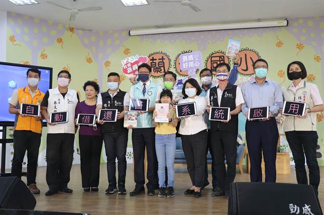 嘉義市長黃敏惠啟用自助借還書系統。（廖素慧攝）