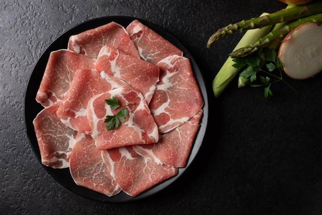 （搶母親節餐飲商機，肉多多火鍋5月優惠好禮7選1，圖為「活菌豬」。圖／肉多多提供）