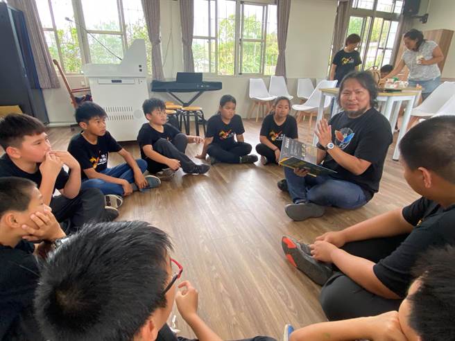 台东县池上乡青农魏瑞廷号召企业共同捐赠1年阅读绘本书籍给台东县池上乡大坡国小。（魏瑞廷提供／蔡旻妤台东传真）