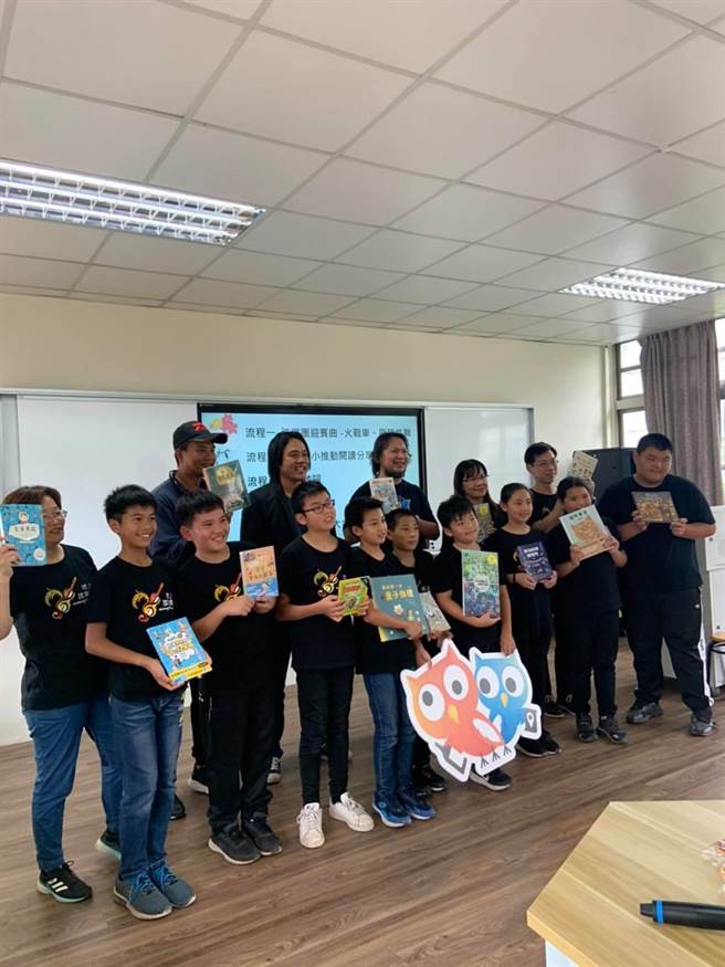 台东县池上乡青农魏瑞廷号召企业共同捐赠1年阅读绘本书籍给台东县池上乡大坡国小。（魏瑞廷提供／蔡旻妤台东传真）