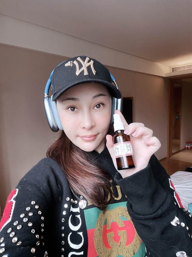 温岚5年未推出新专辑，不过最近动作频频，上了网红那那大师的节目勾起许多歌迷的回忆杀，她日前全副武装防疫，出发赴内地工作，预计在大陆待上半年。（中时提供）