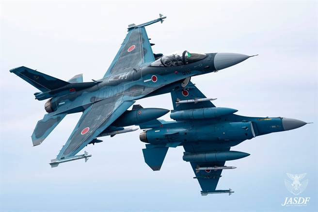 日空自的2架F-2战机，22日于进行公关拍摄任务时不慎发生擦撞。图为空自F-2。（图／航空自卫队脸书）