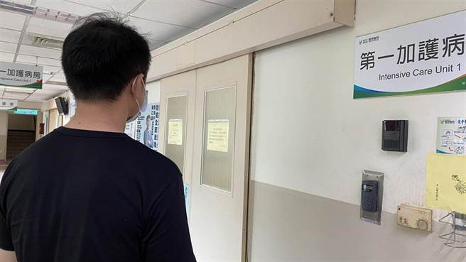 黄姓男童疑遭柔道教练及学员轮流重摔，导致颅内出血、脑死，家长不舍守护在加护病房外，期待奇蹟出现。 （王文吉摄）