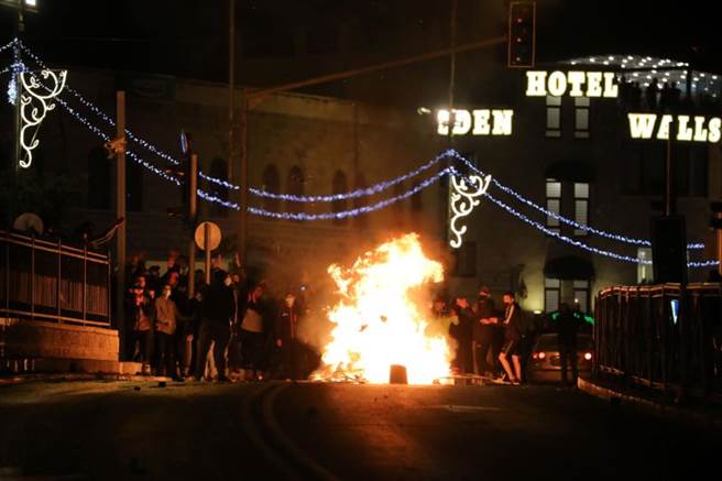 以色列占领的耶路撒冷东区连夜爆发衝突，据称有逾120人受伤。（图／路透社）