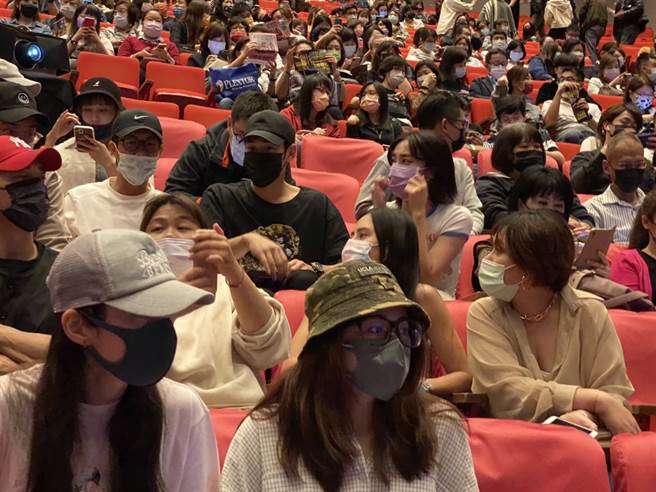 周予天带绯闻女友席惟伦看舞台剧，王家梁也和女友许维恩出双入对。（洪秀瑛摄）