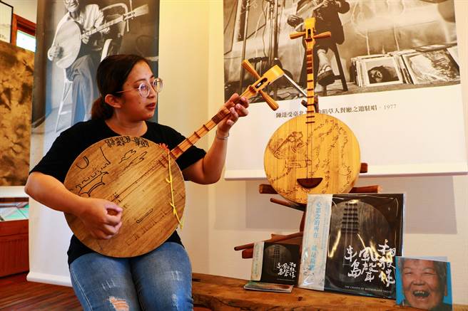 由屏縣府發行的《半島風聲 相放伴》原聲帶，獲得「 荷蘭 Indigo Awards 2021 」平面包裝設計金獎及社會變革設計類整合設計銀獎。（謝佳潾攝）