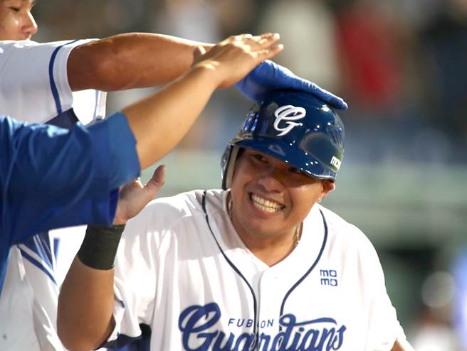 富邦悍将张进德在8局下敲出二垒安打助队先下一城，之后又靠着高国辉安打回来得分。（郑任南摄）