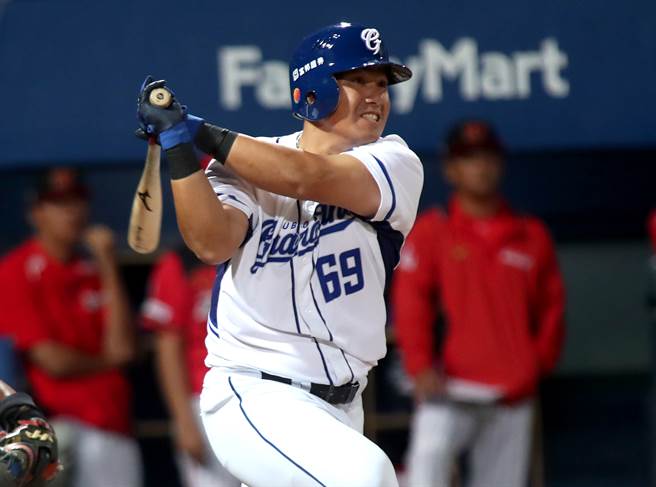 富邦悍将张进德在8局下敲出适时二垒安打，助队先下一城。（郑任南摄）