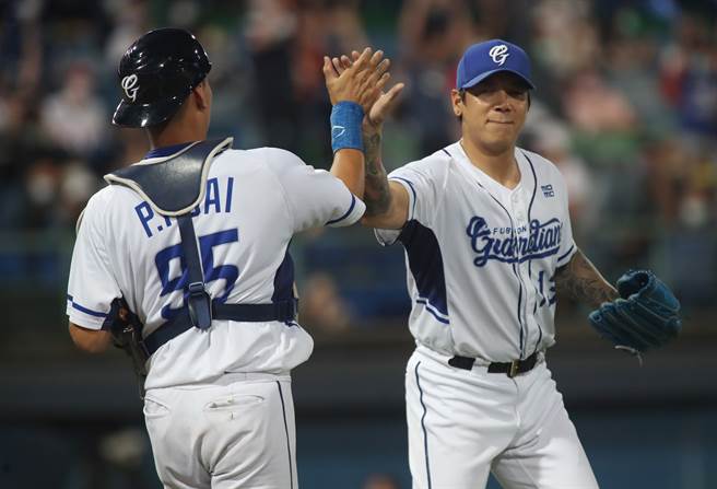 富邦悍將陳鴻文（右）9上成功關門。（鄭任南攝）