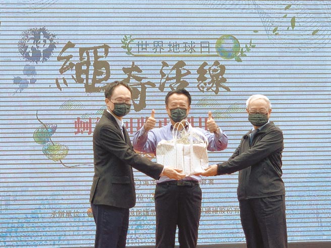 台化副董事長洪福源（右起），嘉義縣長翁章梁和海洋署副主委蔡清標宣布三方合作，利用回收蚵繩再製成再生耐隆料。圖／彭暄貽
