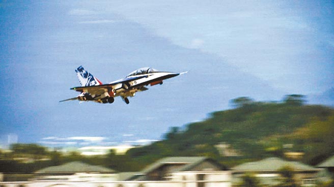 国造新式高教机「勇鹰号」预计110年底进驻台东志航基地，这2天在台东进行一连串测评，吸引不少军事迷抢拍。（民眾提供）