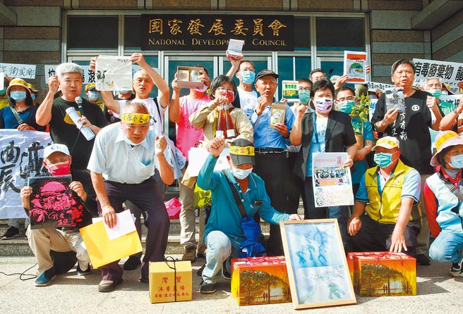 蔡英文总统照惯例在世界地球日接见环团，代表们在会前举行记者会，并展示要送给总统的伴手礼。（陈信翰摄）