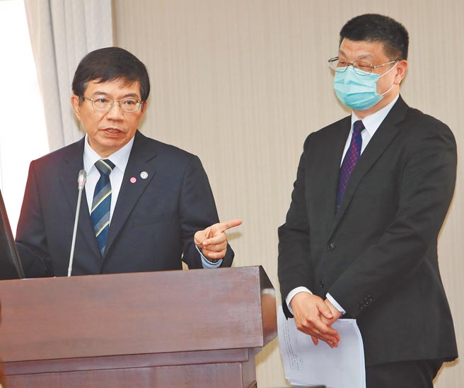 準台鐵局長杜微（右）22日表示，台鐵票價26年沒有調整，票價合理性部分會評估，但稍晚卻遭交通部長王國材（左）打臉，表示台鐵改革要通盤考量，漲票價不是優先選項。（劉宗龍攝）