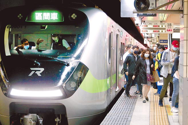 交通部长王国材面对立委询问要怎么进行台铁组织改造，他表示，目标3年内让台铁走向企业化。图为旅客上下火车情形。（黄世麒摄）