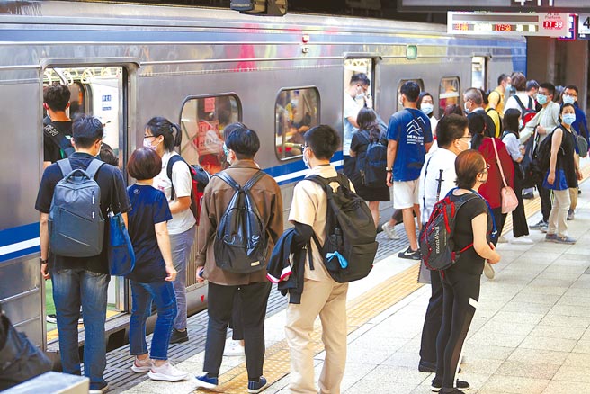 总统府、行政院、交通部、台铁局，近日对改革台铁的看法与步骤，各吹各调，完全看不到改革的具体规画与决心。图为台铁通勤族搭车情形。（黄世麒摄）