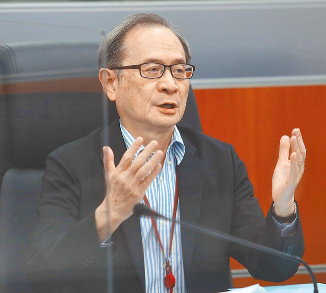 针对外界质疑日本排放和废水一事，原能会主委谢晓星22日召开记者会表示，原能会早在四年前就已经在关注日本福岛电厂的废水如何排放，展开了超前部署，相关机关已经整合跨部会的行动侦测台湾海域是否有异常。(季志翔摄)