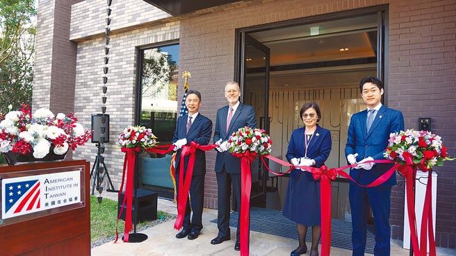 AIT斥资新台币11.6亿元在天母建造「天美大楼」作为员工宿舍，前天举办剪彩仪式。由左至右为台北市政府涉外事务总监周台竹大使、AIT处长郦英杰、台湾美国事务委员会主任委员杨珍妮、新美齐集团董事长林传捷。（取自AIT脸书）