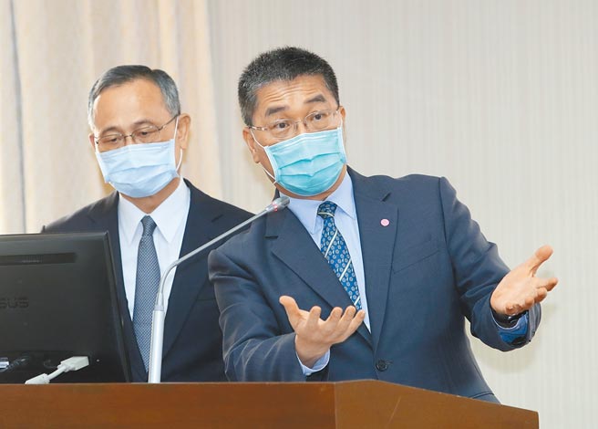 松山分局遭民眾闯入事件，22日成为立法院内政委员会朝野立委的质询焦点。内政部长徐国勇（右）回答立委质询时，强调得知此事后，已请警政署长陈家钦（左）调查，「该怎么处理就怎么处理」。陈家钦在立法院进行「全国治安状况」专案报告时则说，他没有压力，全案依法侦办，不能有纵放。（刘宗龙摄）