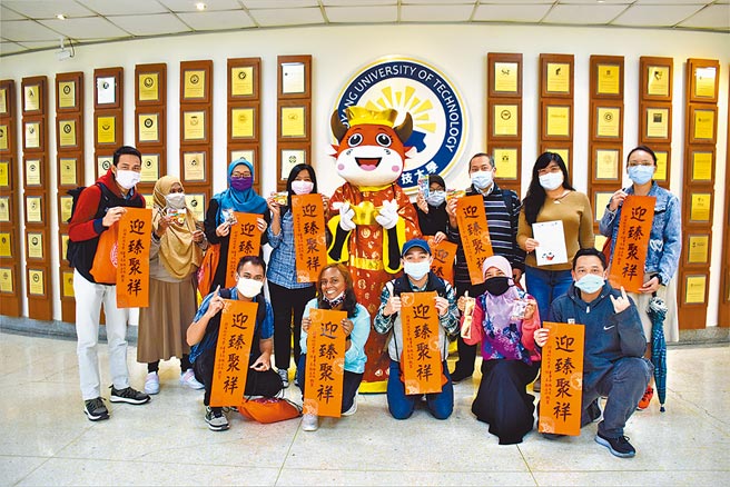朝陽科大境外生開心領新春福袋，感覺在台灣的學習環境安全又幸福。（朝陽科大提供）