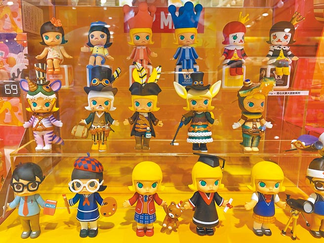 大陆潮流玩具公司泡泡玛特是盲盒市场的巨头，2020年12月11日在港交所主板上市，挂牌首日开盘就飙涨100％，公司市值突破1000亿港元。图为其制作的公仔。（中新社）