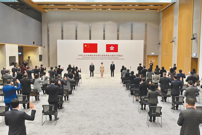 《香港國安法》通過後，要求所有公務員必須宣誓效忠特區。圖為2020年12月18日舉行的宣誓儀式。（新華社）