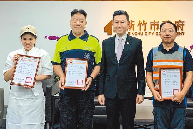 市长林智坚（右二）颁奖状给3位模范劳工，全国模范劳工周普天（右）、市模范劳工龙澐翔（左二）及赵力勤（左）。（罗浚滨摄）