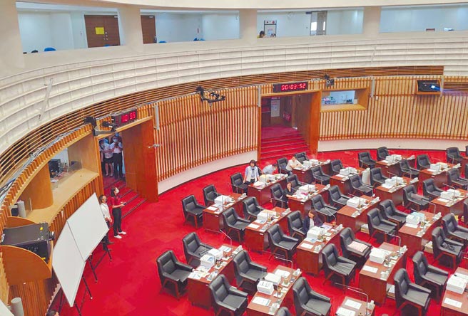 消防员22日在高雄巿议会议事厅操作空拍机。（曹明正摄）