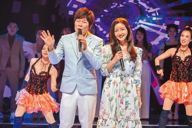 洪荣宏（左）昨与老婆张瀞云感情甜蜜，昨一起录制中视《我爱冰冰Show》。（罗永铭摄）